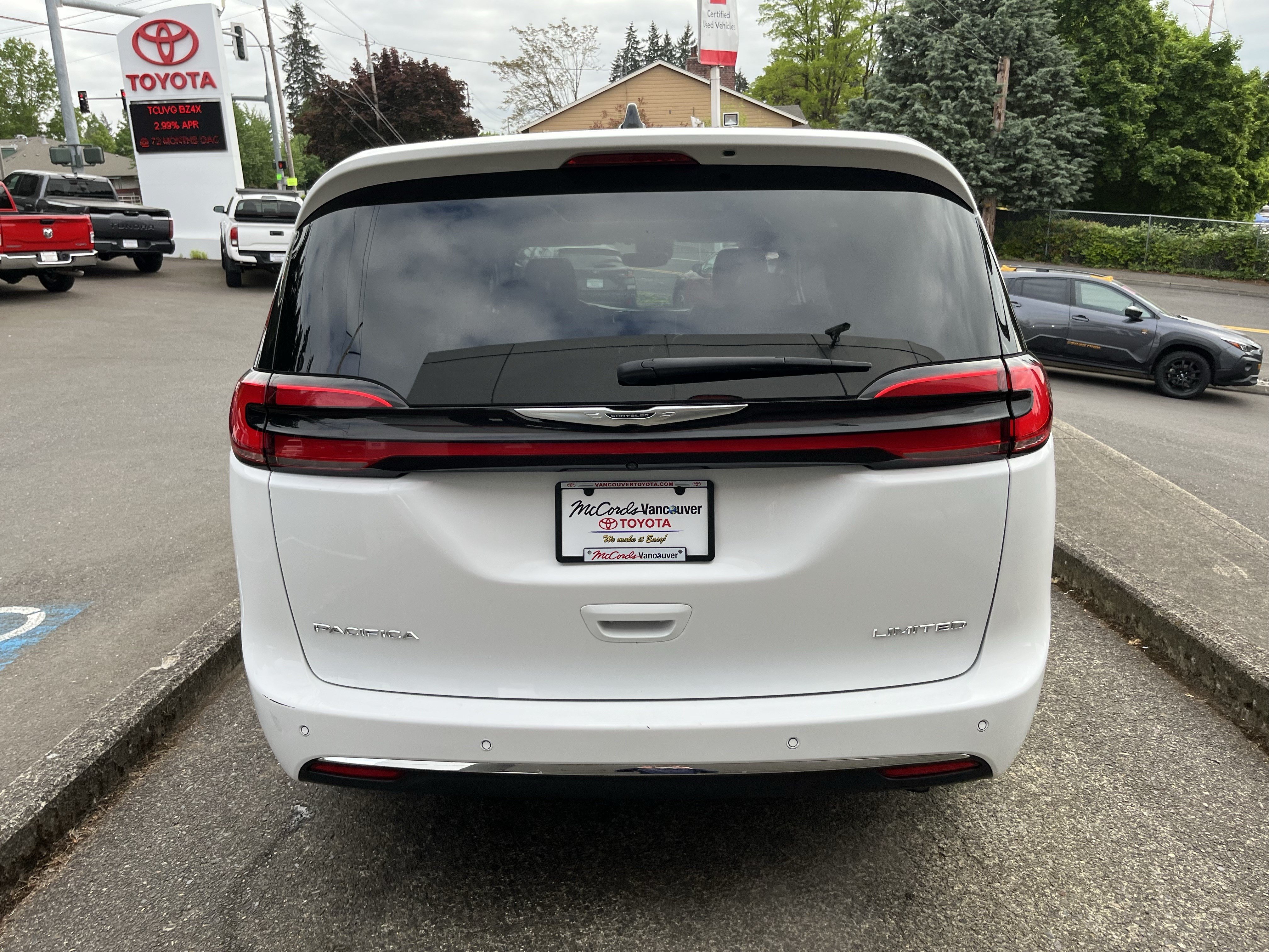 Used 2024 Chrysler Pacifica Limited FWD image 6