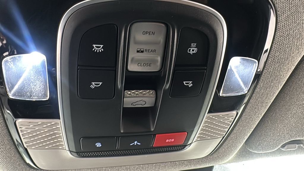 Used 2022 Hyundai Palisade Limited w/ Winter Package image 32