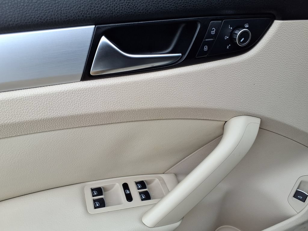 Used 2013 Volkswagen Passat 2.5 SE FWD image 27