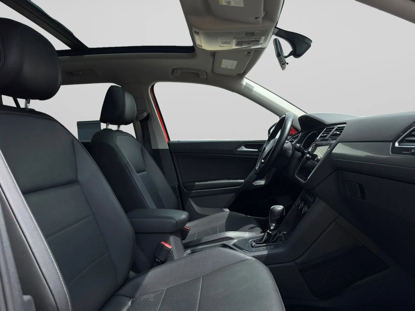 Used 2019 Volkswagen Tiguan SE image 36