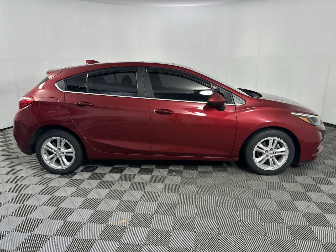 Used 2018 Chevrolet Cruze LT w/ Sun And Sound Package FWD image 9