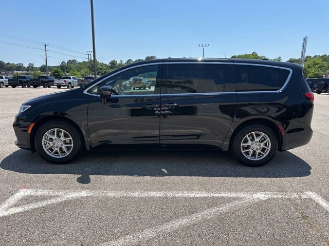 Used 2025 Chrysler Pacifica Select FWD image 4