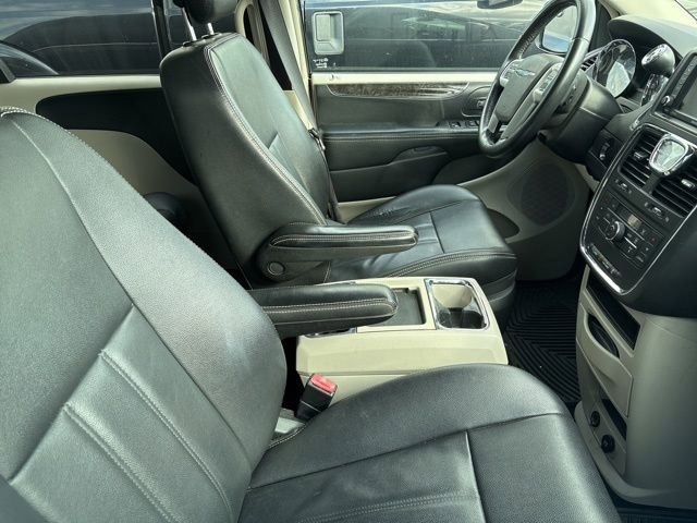 Used 2015 Chrysler Town & Country Touring FWD image 7