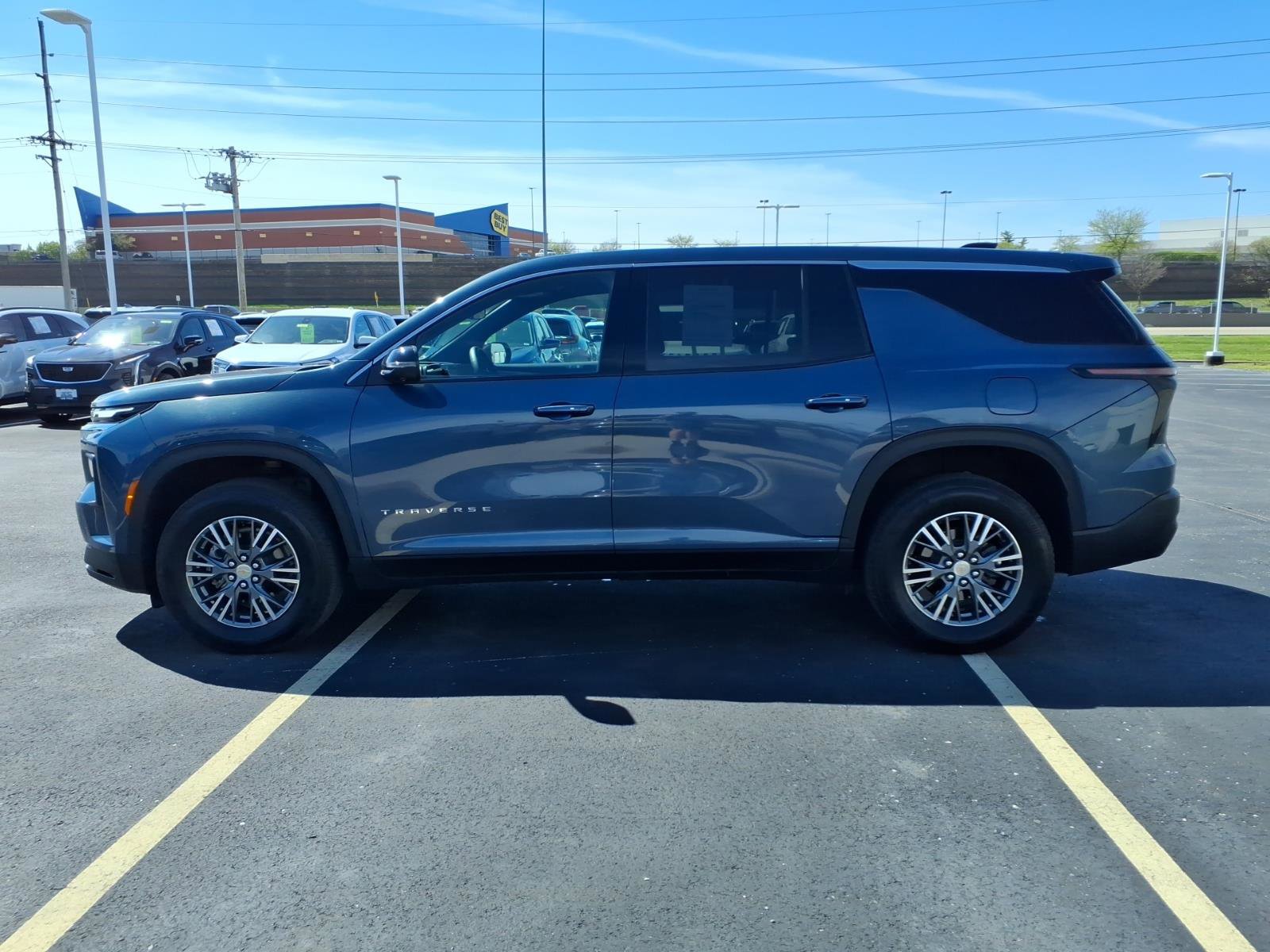 Used 2024 Chevrolet Traverse LS image 4