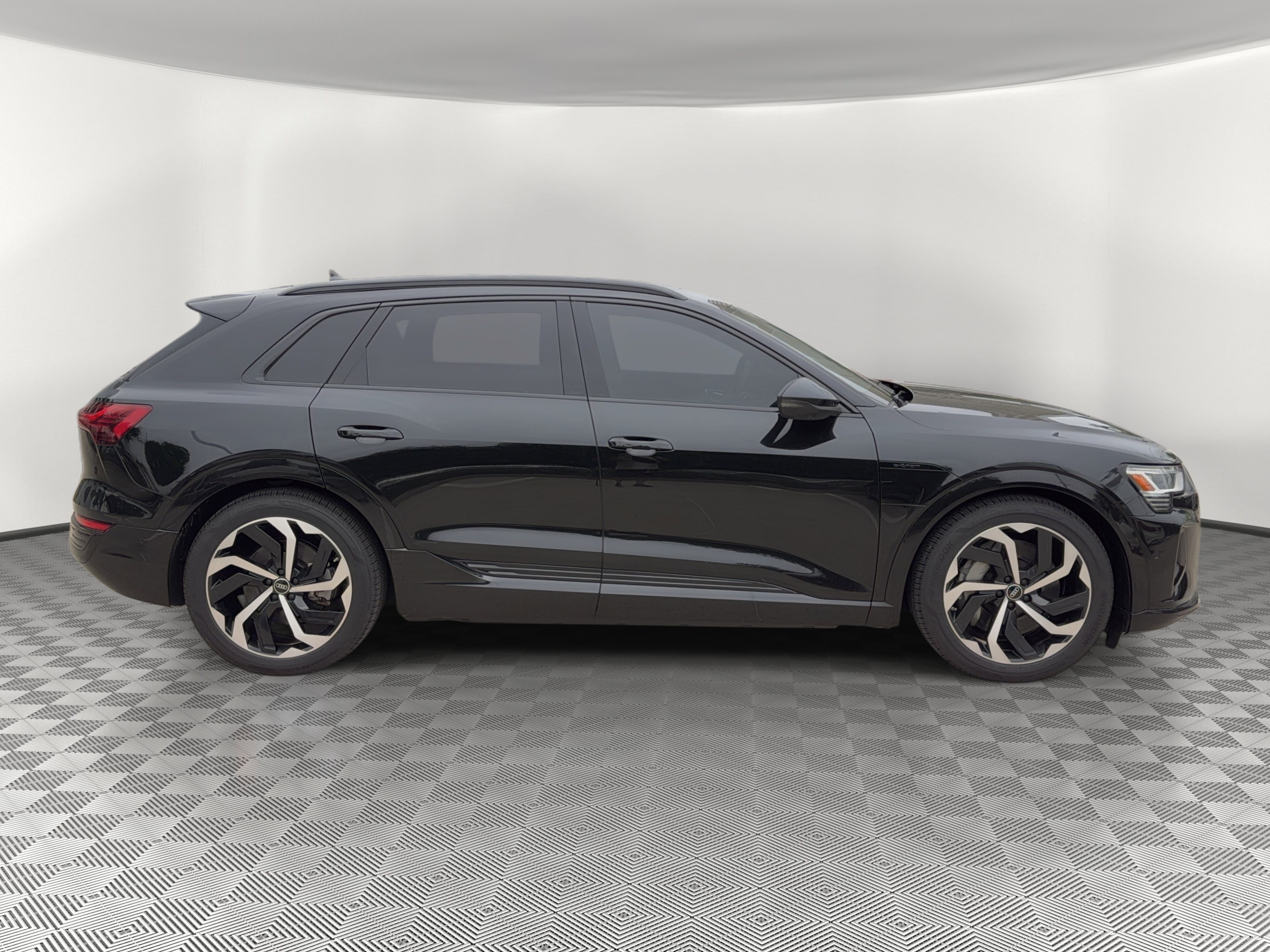 Used 2024 Audi Q8 e-tron Premium Plus w/ Premium Plus Package AWD/4WD image 8