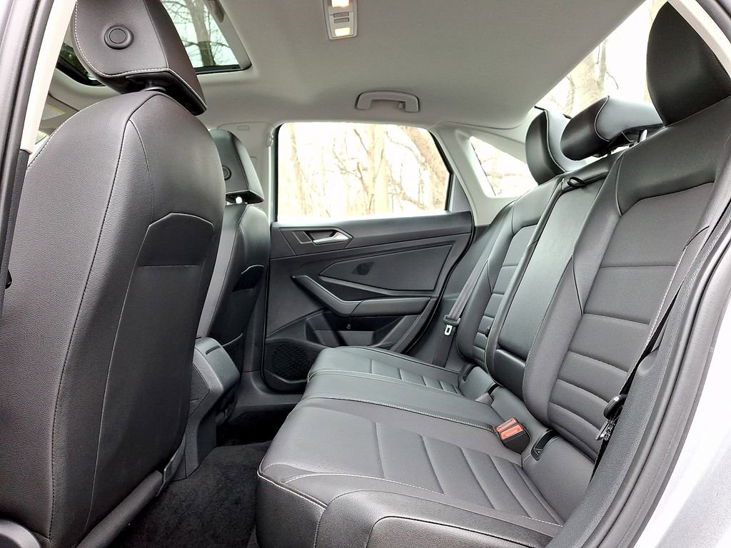 Certified 2022 Volkswagen Jetta SE w/ Panoramic Sunroof Package FWD image 10