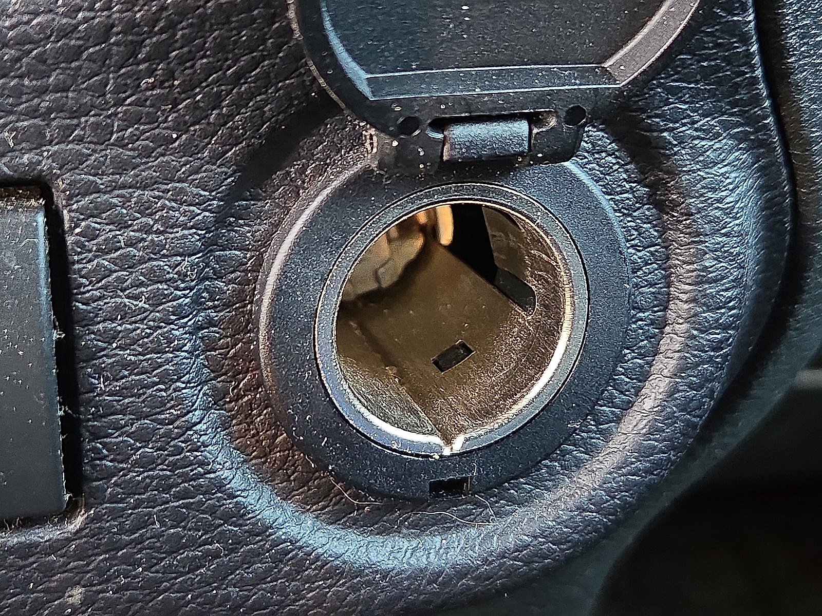 Used 2017 Jeep Wrangler Unlimited Rubicon w/ Connectivity Group image 18