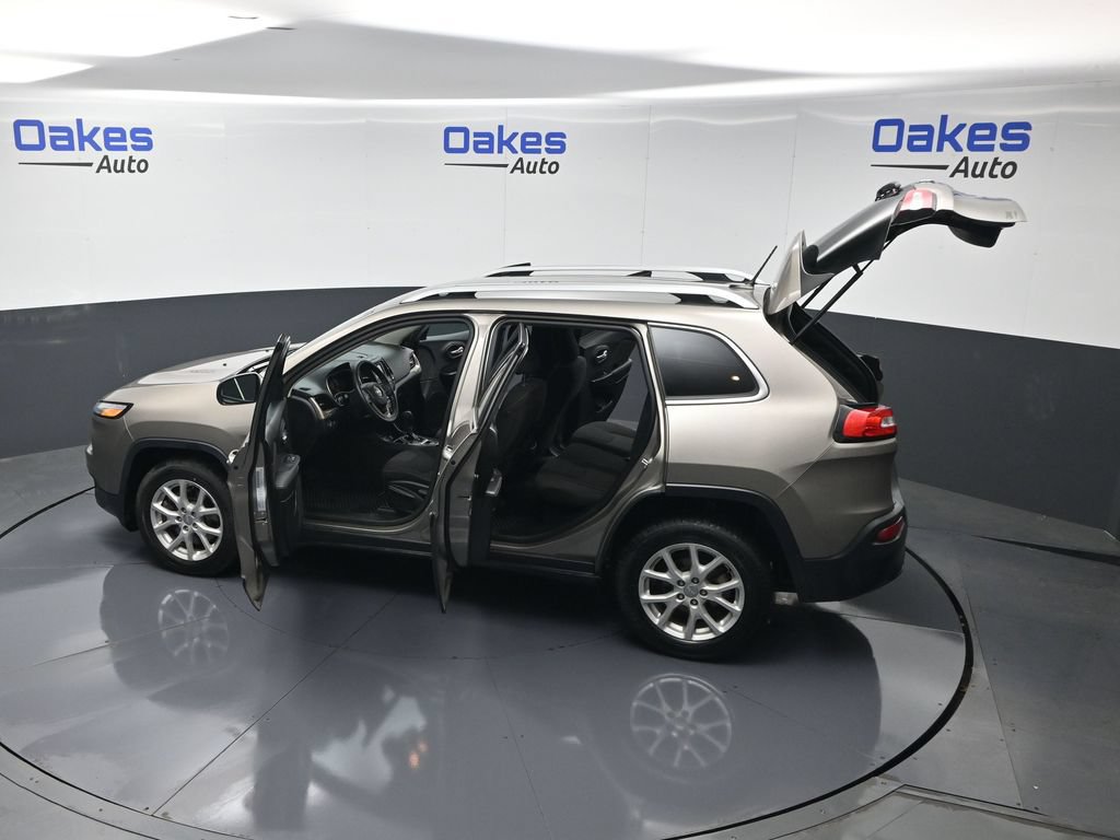 Used 2017 Jeep Cherokee Latitude w/ Cold Weather Group FWD image 55