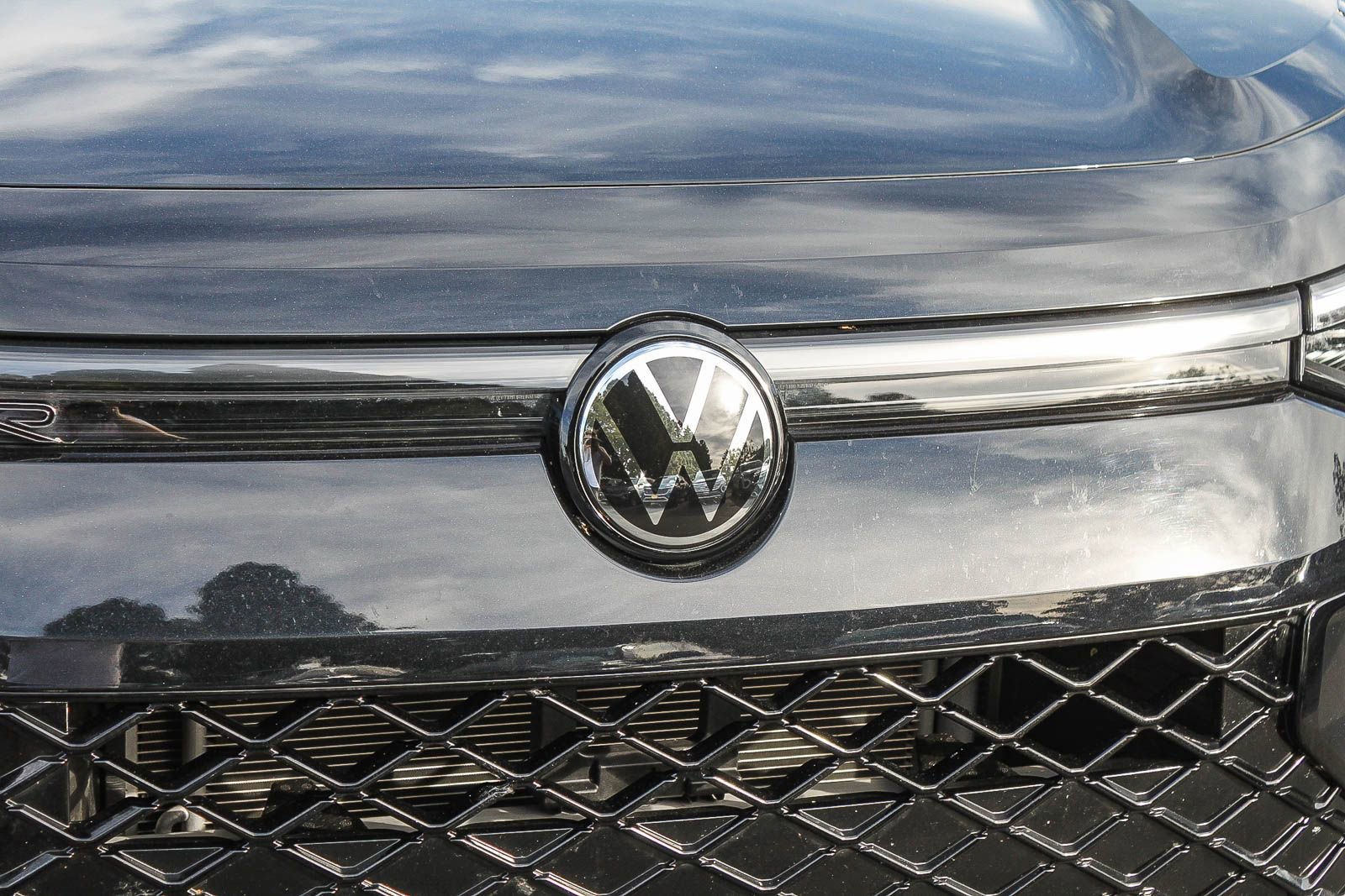 Used 2025 Volkswagen Tiguan SE R-Line AWD/4WD image 5