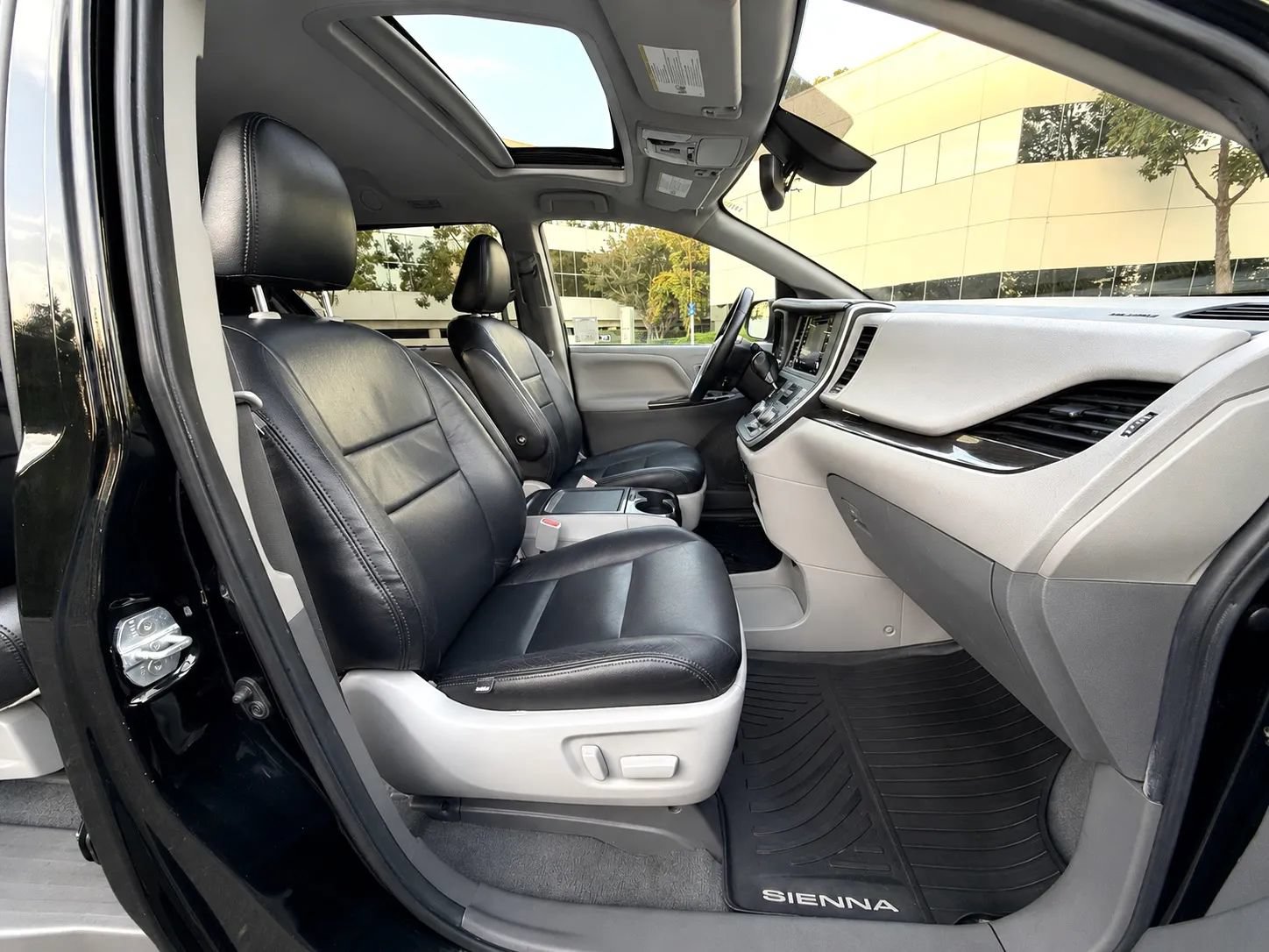 Used 2020 Toyota Sienna XLE w/ XLE Navigation Package FWD image 12
