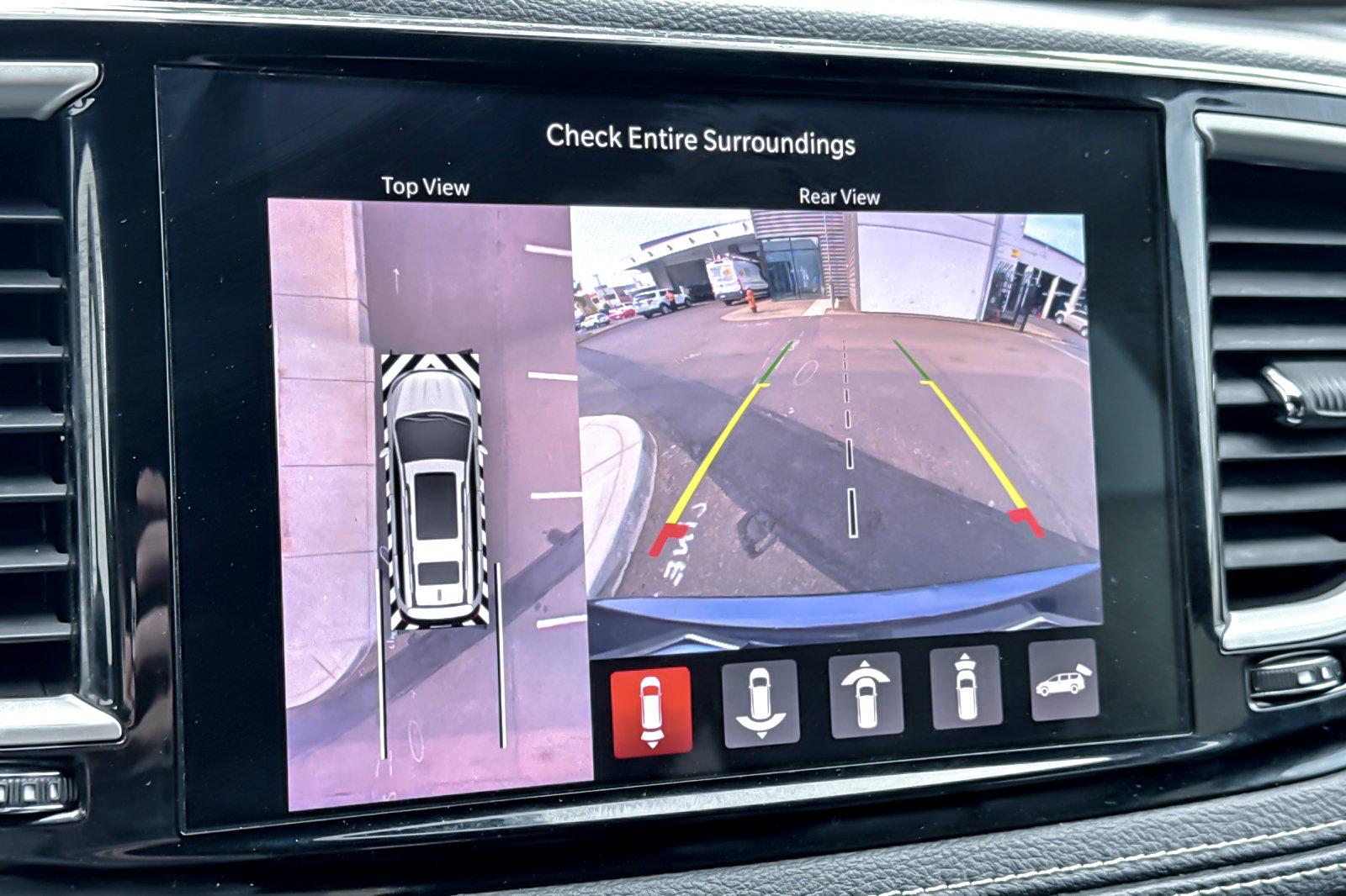 Used 2021 Chrysler Pacifica Touring-L w/ Uconnect Theater Family Group FWD image 21