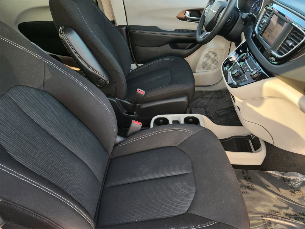 Used 2023 Chrysler Voyager LX image 15