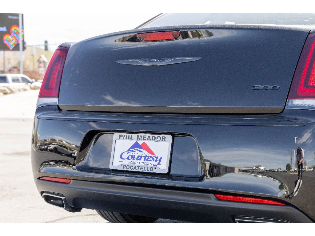 Used 2022 Chrysler 300 Touring w/ Sport Appearance Package image 29