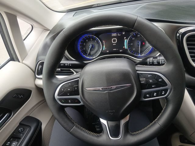 Used 2023 Chrysler Pacifica Touring-L FWD image 15