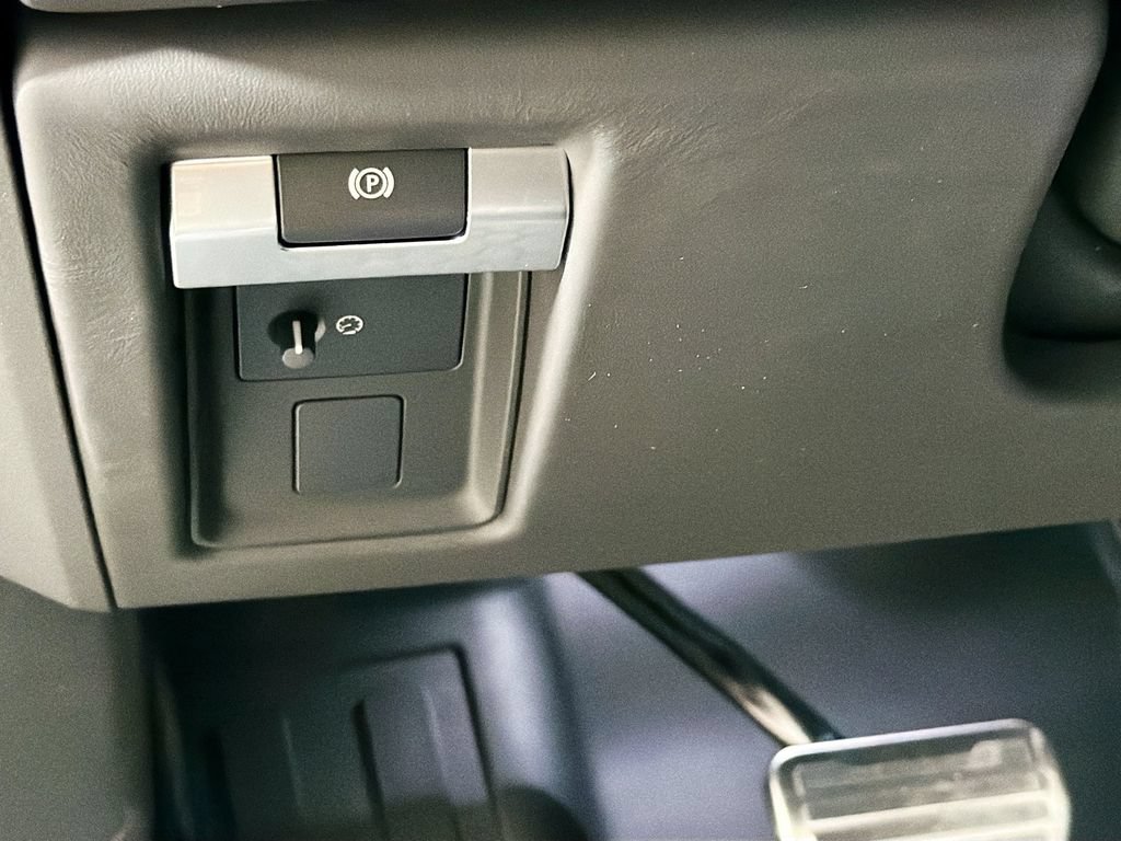 New 2026 Land Rover Defender 110 OCTA AWD/4WD image 10