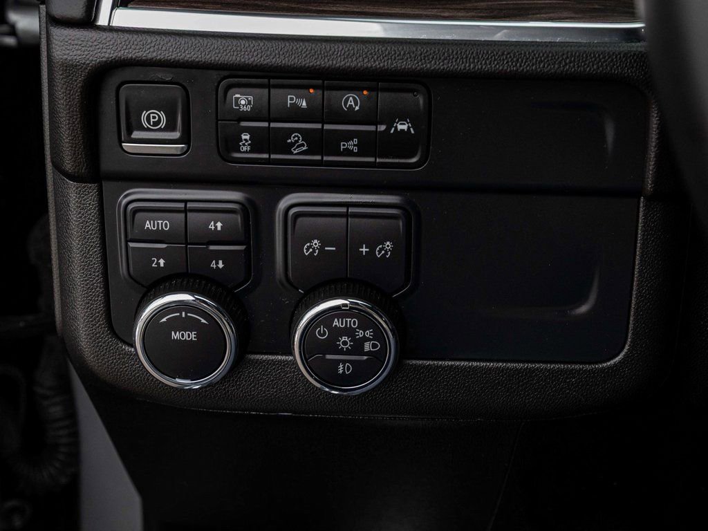 Used 2025 Chevrolet Suburban Z71 image 22