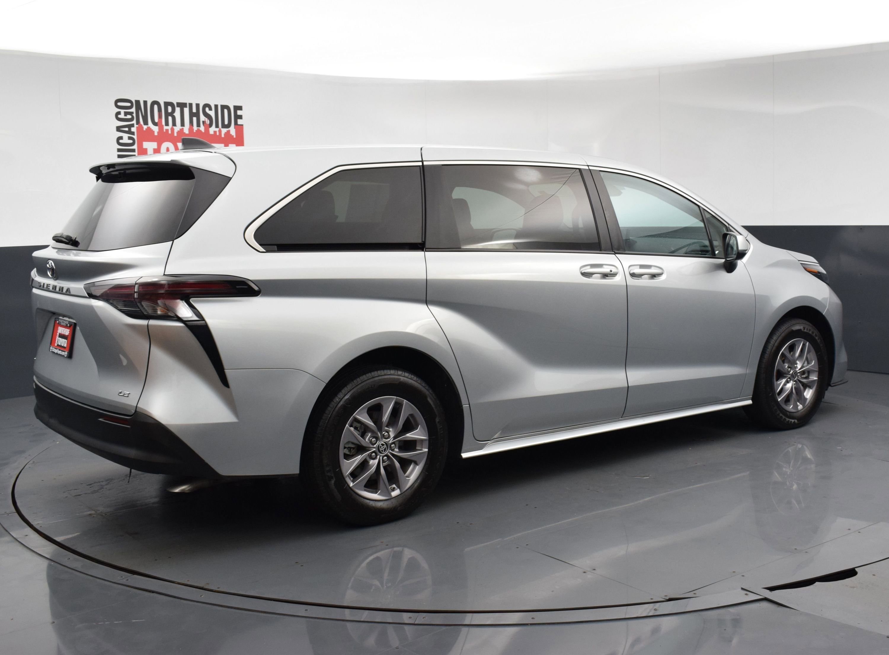 Used 2025 Toyota Sienna LE FWD image 4