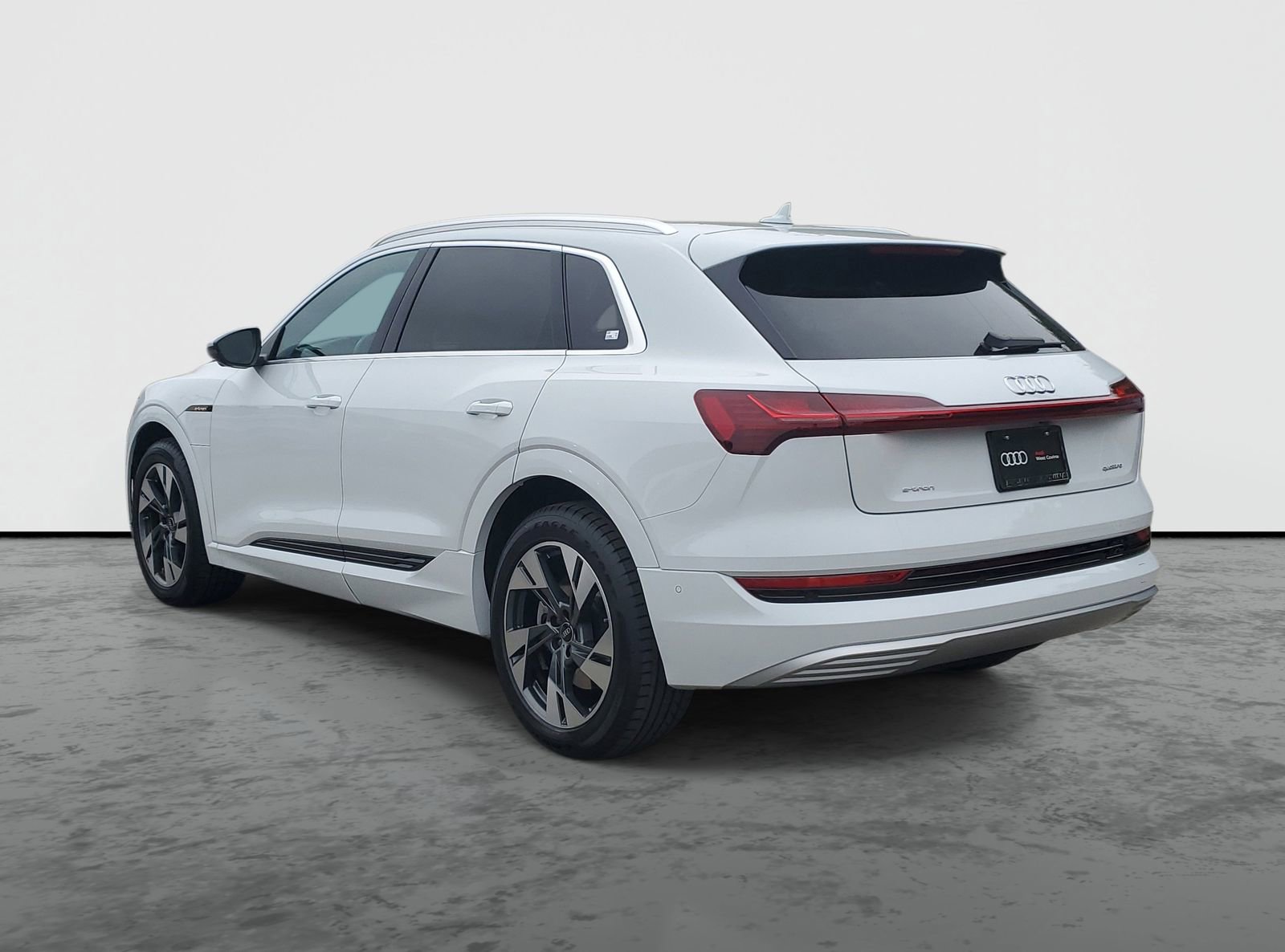 Used 2023 Audi e-tron Premium Plus w/ Premium Plus Package AWD/4WD image 3