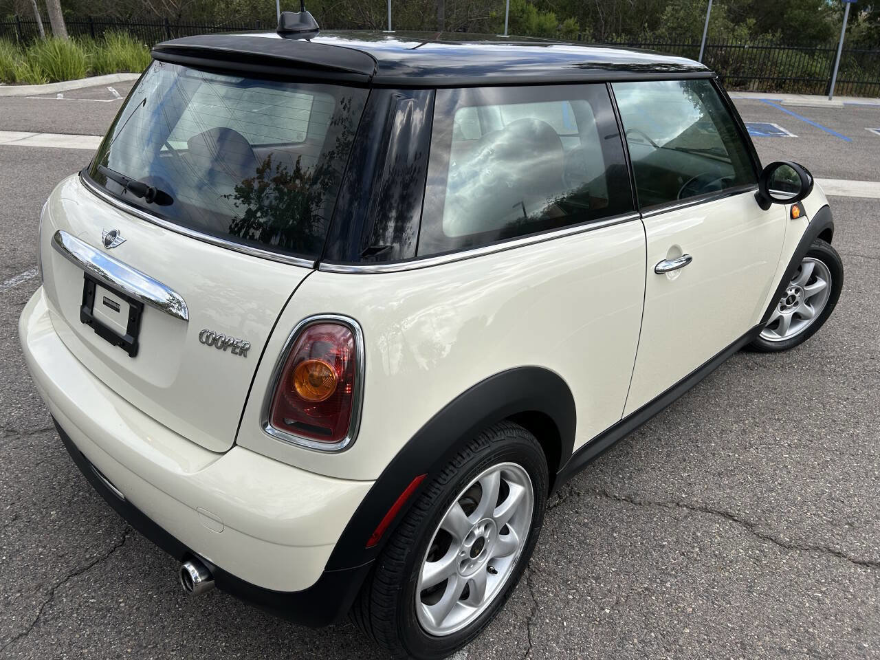 Used 2009 MINI Cooper Hardtop w/ Premium Pkg FWD image 7