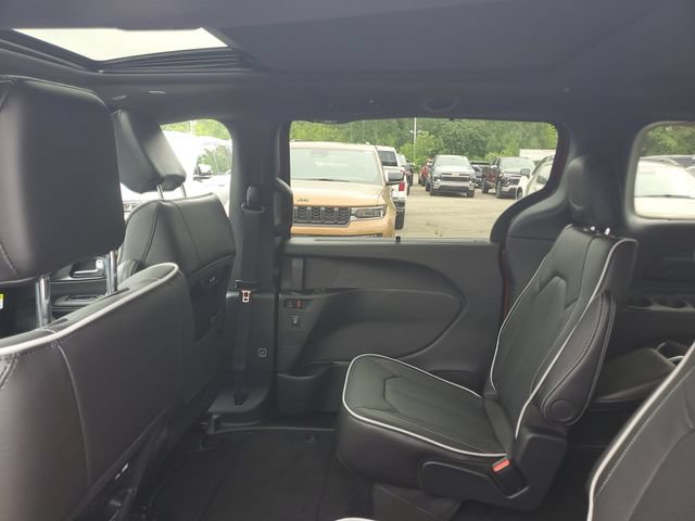 New 2027 Chrysler Pacifica Limited w/ Family Tech Group AWD/4WD image 10