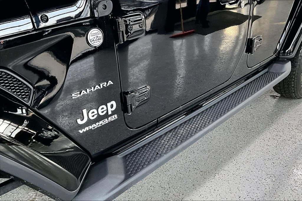 Used 2020 Jeep Wrangler Unlimited Sahara w/ Dual Top Group AWD/4WD image 32