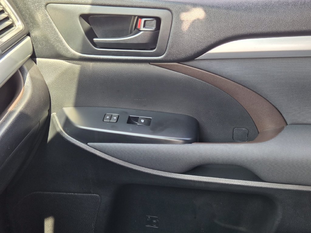 Used 2018 Toyota Highlander LE FWD image 26