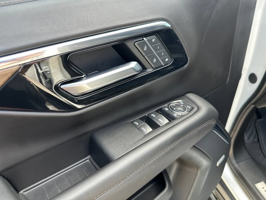 Used 2025 Chevrolet Tahoe High Country AWD/4WD image 16