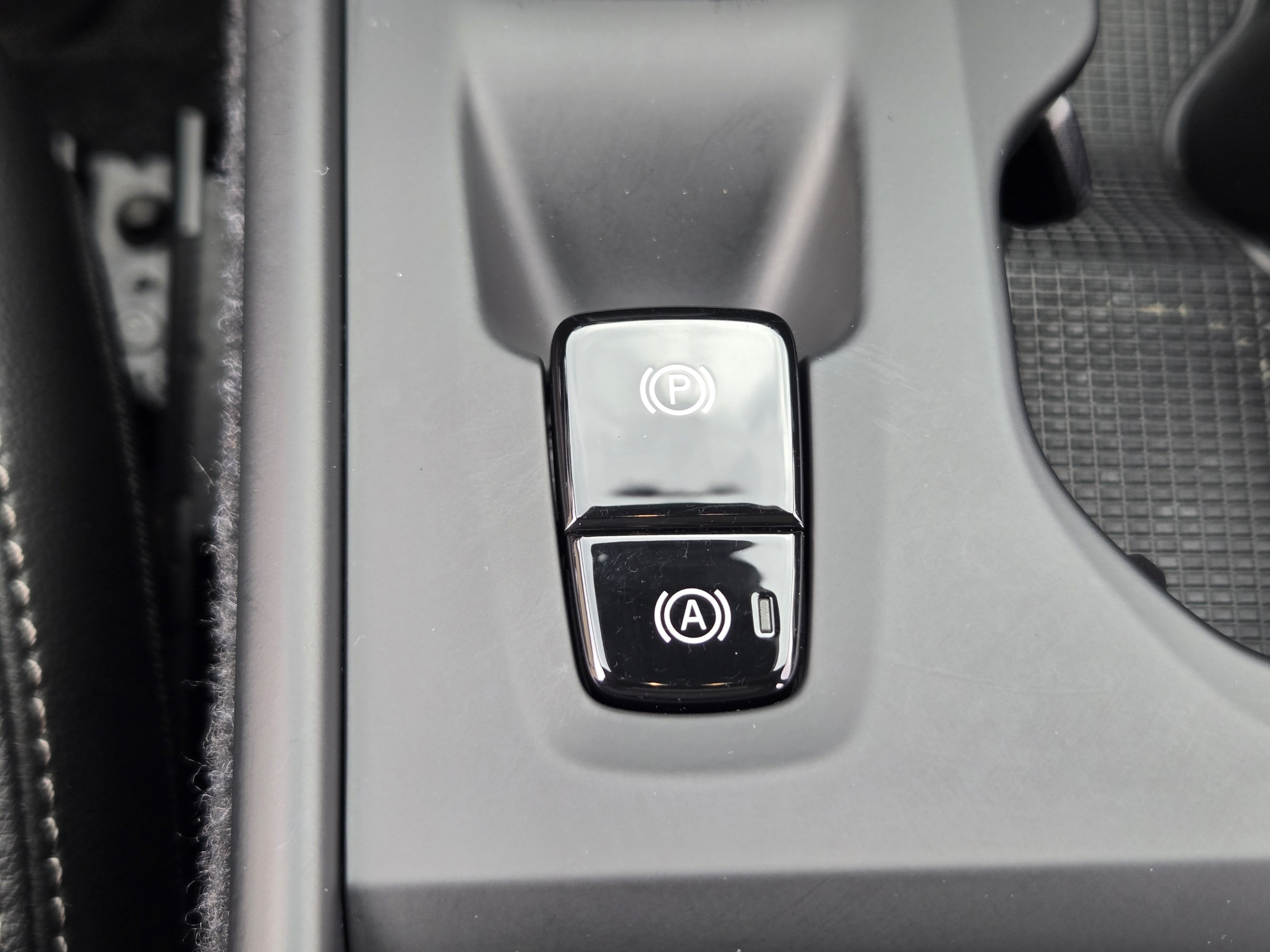 Certified 2026 Volvo XC40 B4 Core w/ Climate Package FWD image 19