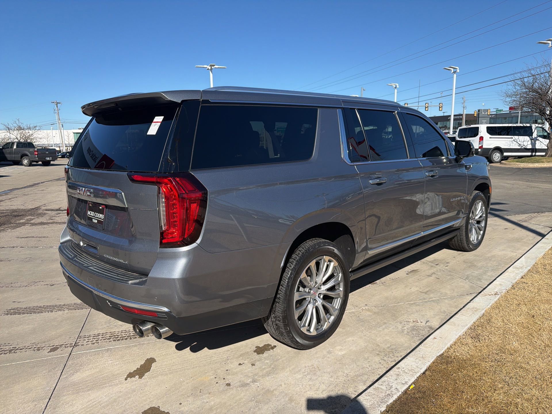 Used 2021 GMC Yukon XL Denali w/ Denali Premium Package image 4