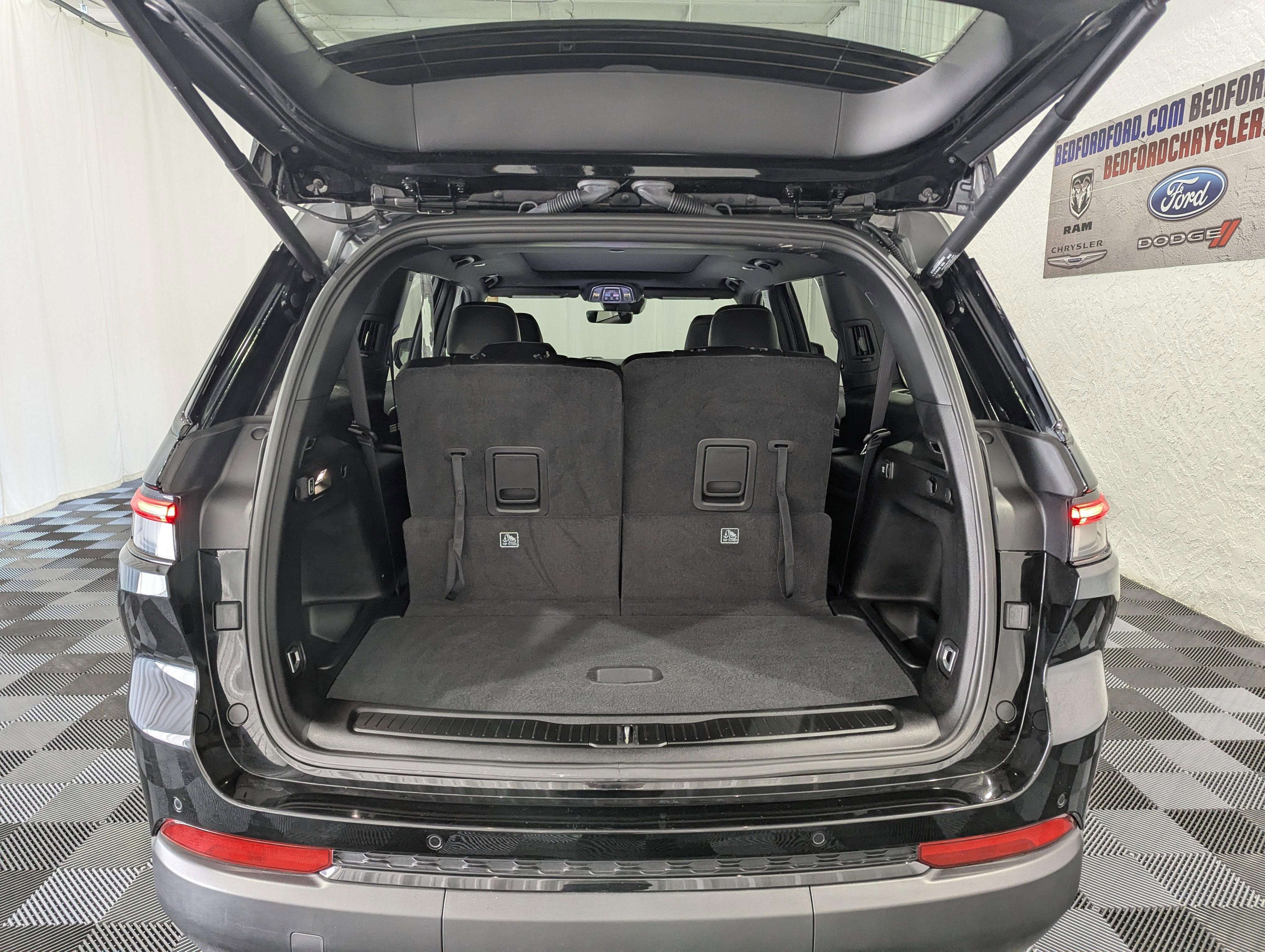 Used 2025 Jeep Grand Cherokee L Limited w/ Black Appearance Package image 9