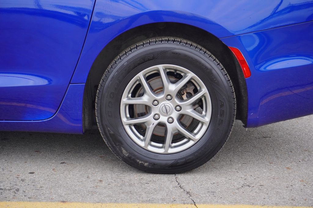 Used 2021 Chrysler Pacifica Touring image 11