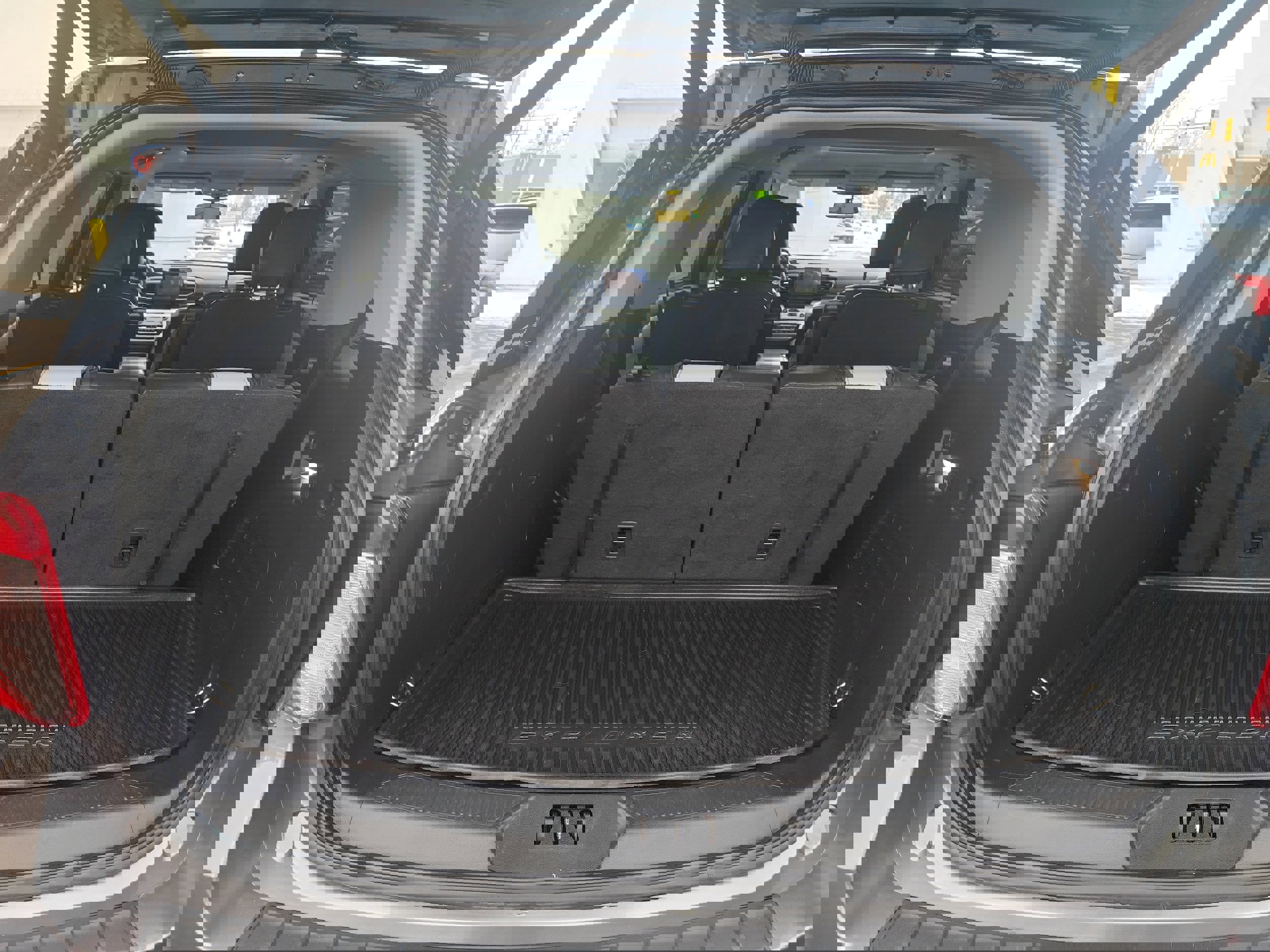 Used 2021 Ford Explorer XLT w/ Equipment Group 202A image 7