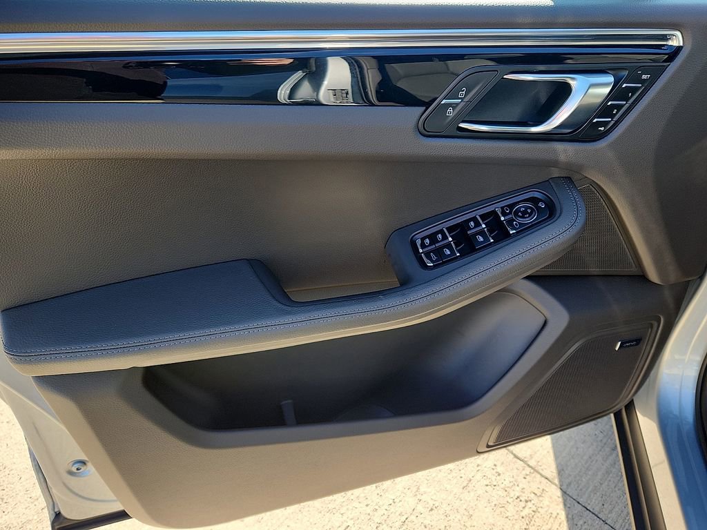 Certified 2025 Porsche Macan image 11