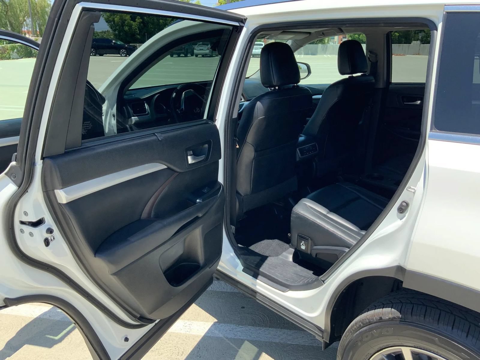 Used 2018 Toyota Highlander XLE FWD image 13