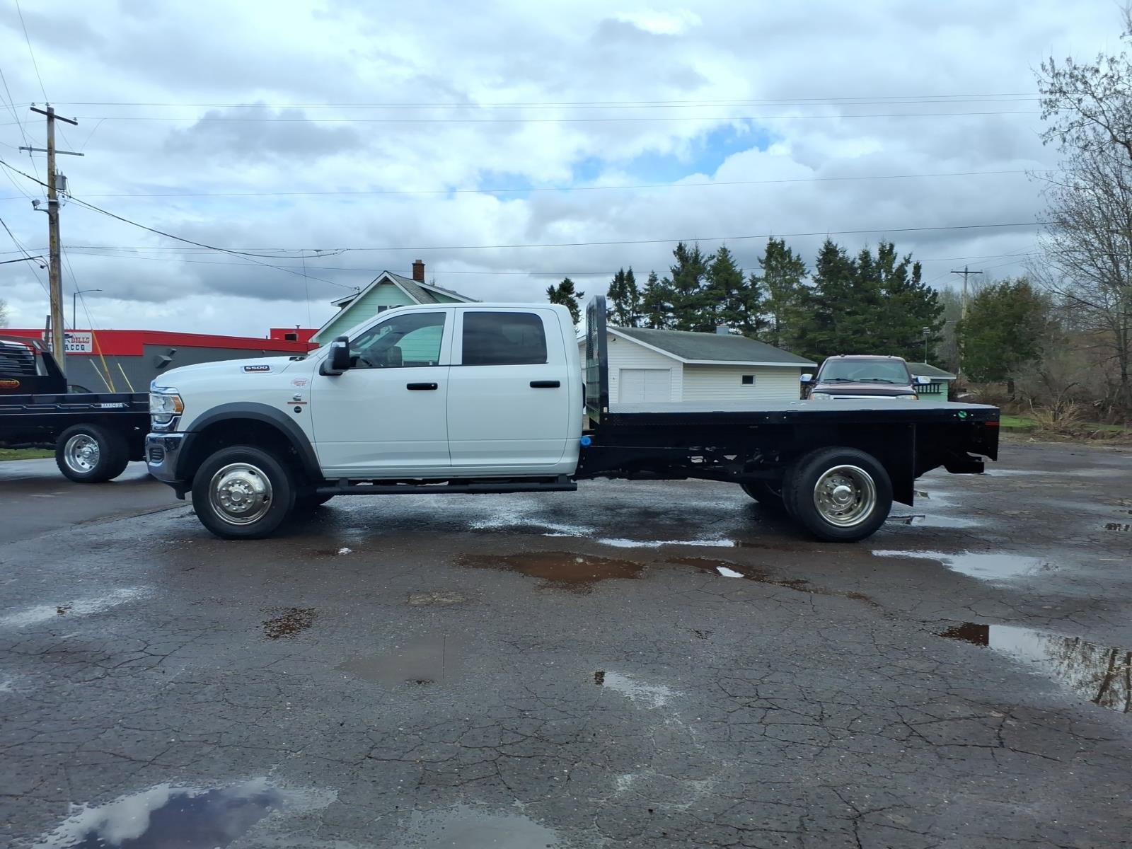 Used 2024 RAM 5500 Tradesman w/ Chrome Appearance Group AWD/4WD image 3