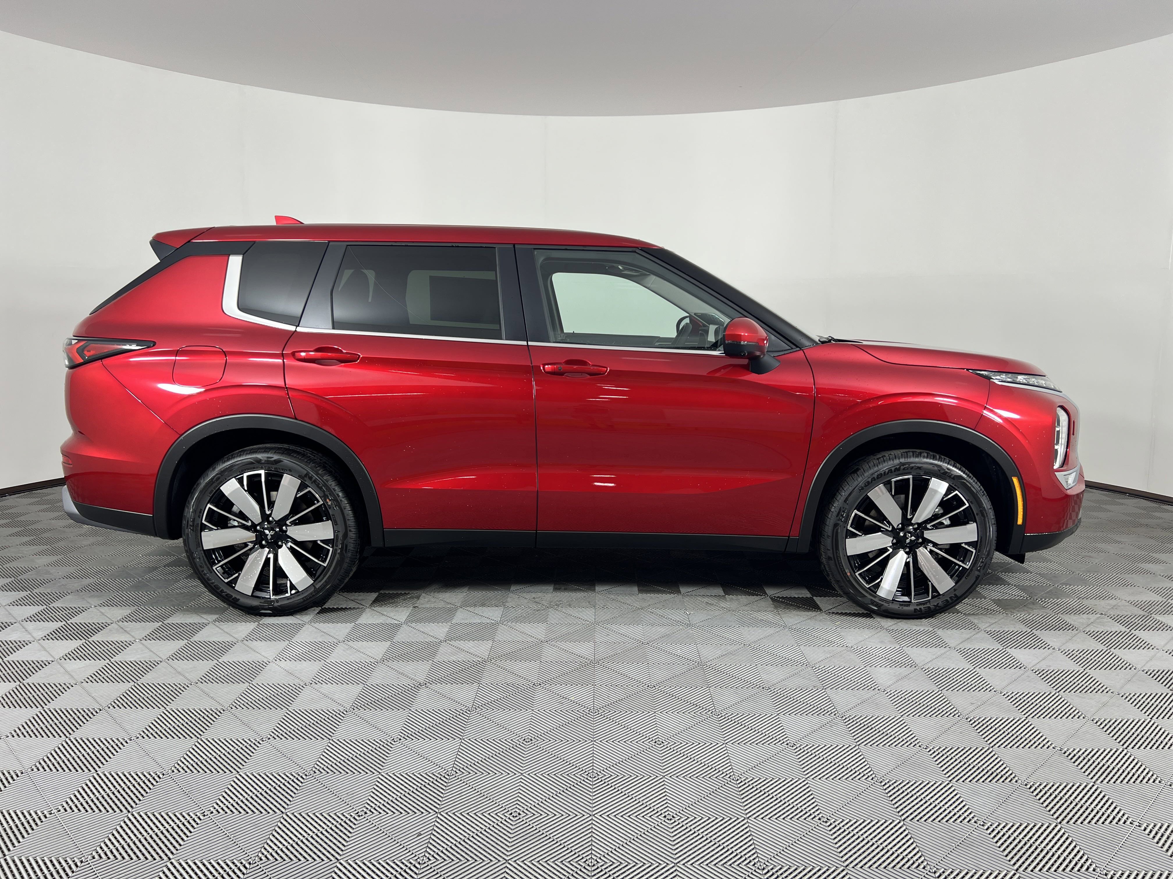 New 2025 Mitsubishi Outlander SE image 27