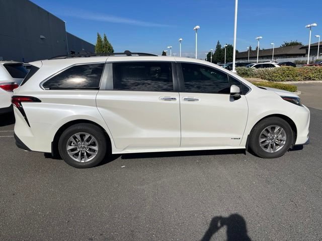 Used 2021 Toyota Sienna XLE FWD image 3