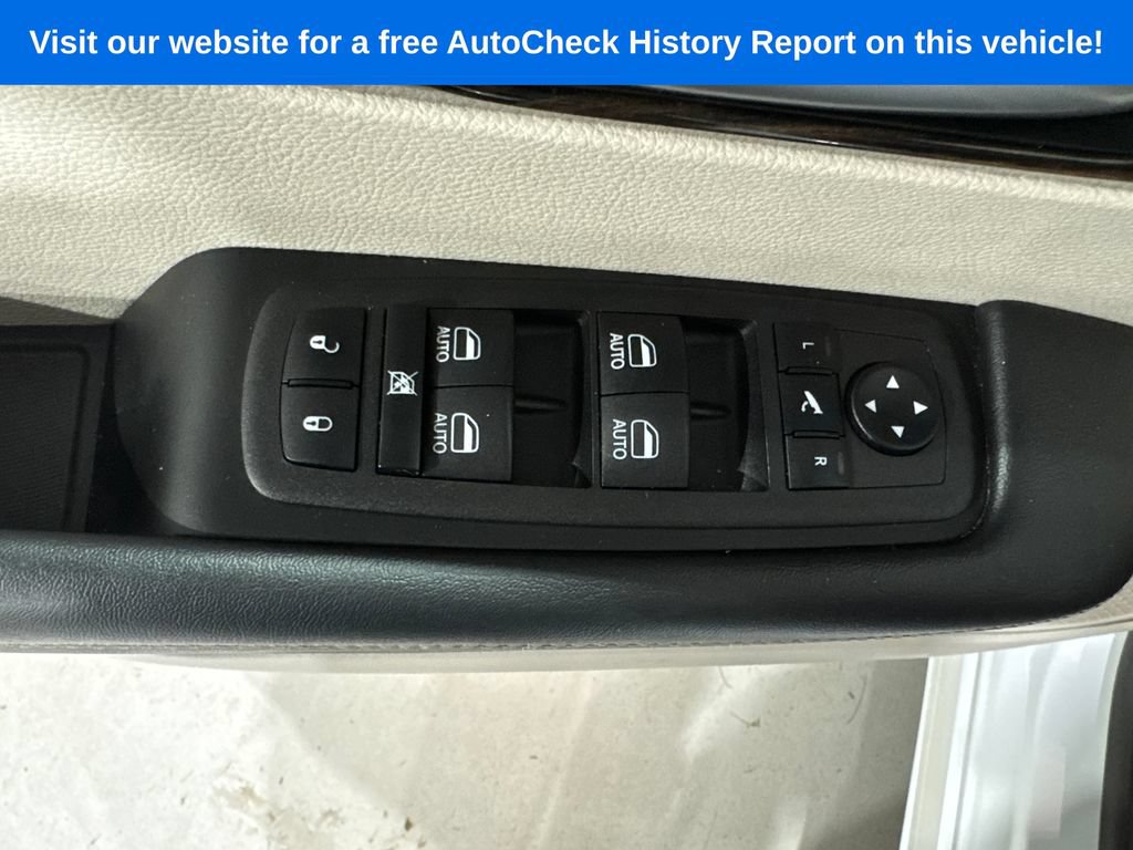 Used 2024 Chrysler Pacifica Limited FWD image 16