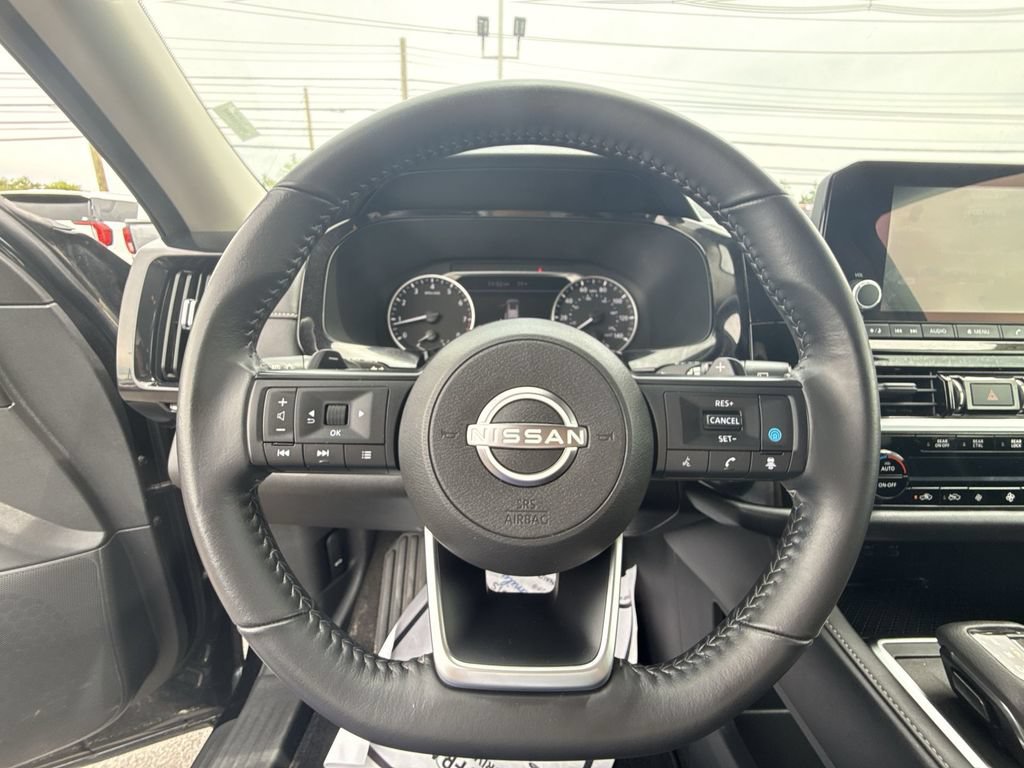 Used 2025 Nissan Pathfinder SV FWD image 14