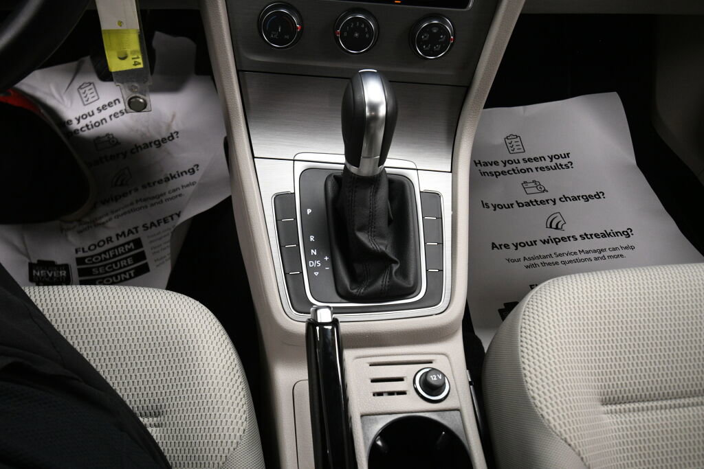 Used 2017 Volkswagen Golf S image 17