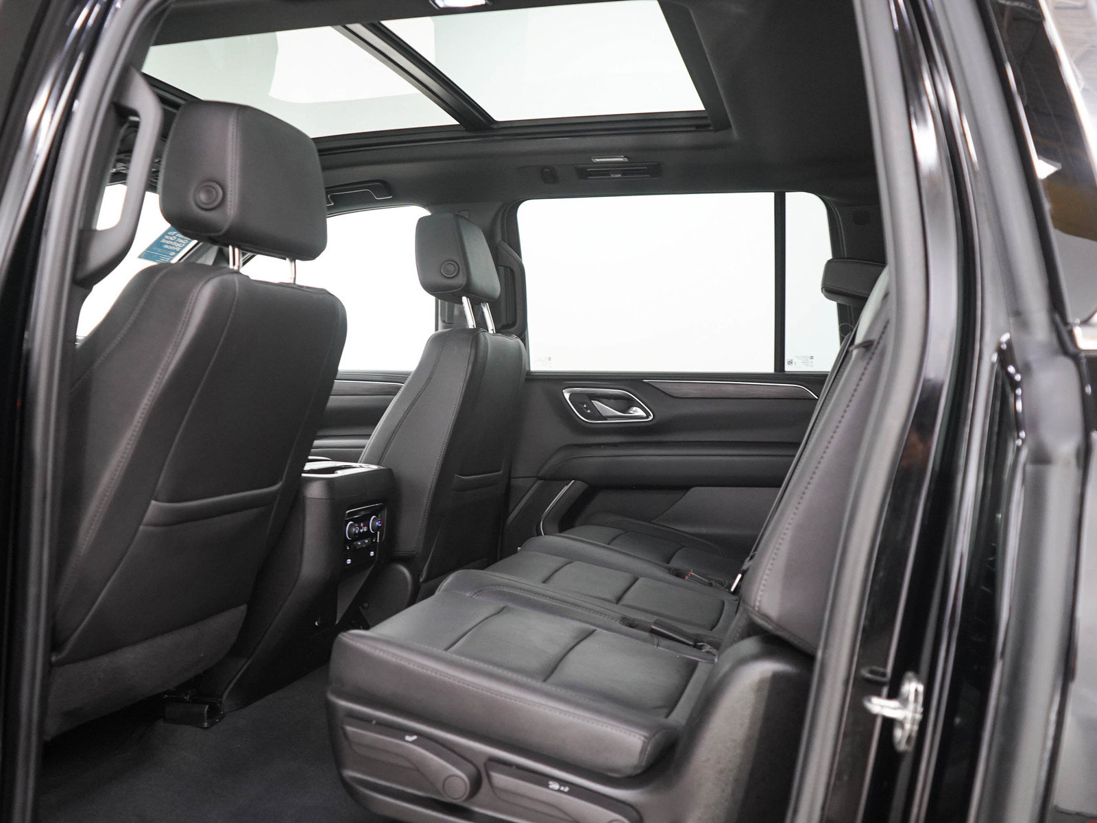 Used 2023 Chevrolet Suburban LT w/ Luxury Package AWD/4WD image 18