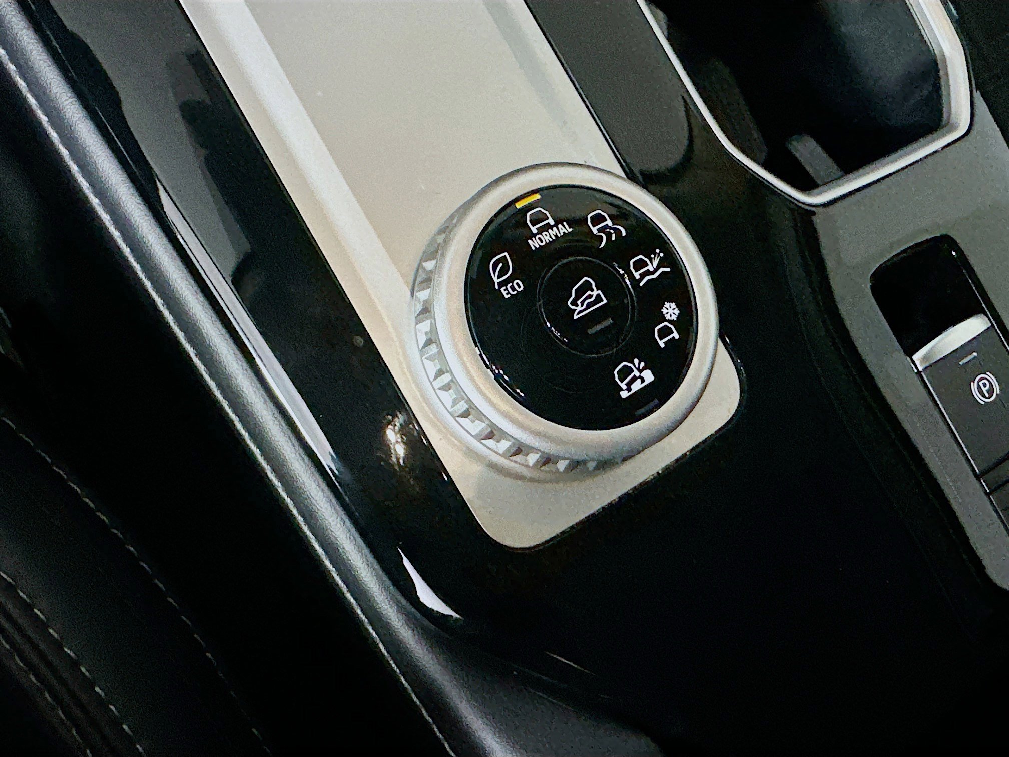 Used 2025 Mitsubishi Outlander SE image 25