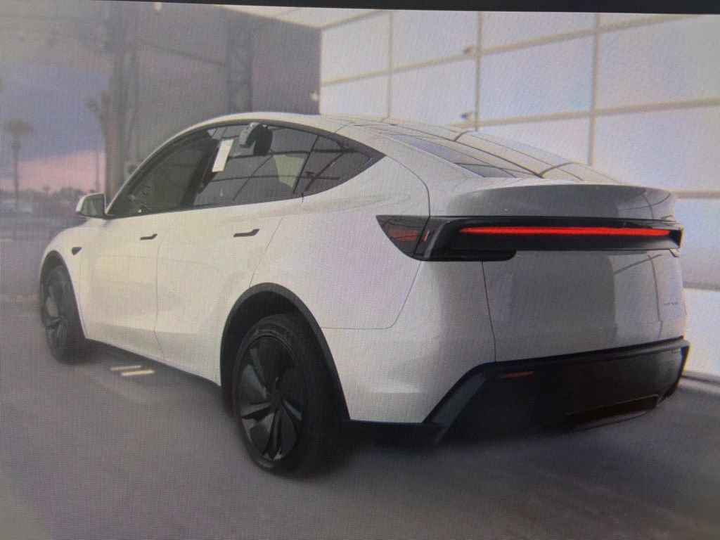 Used 2026 Tesla Model Y Long Range AWD/4WD image 4