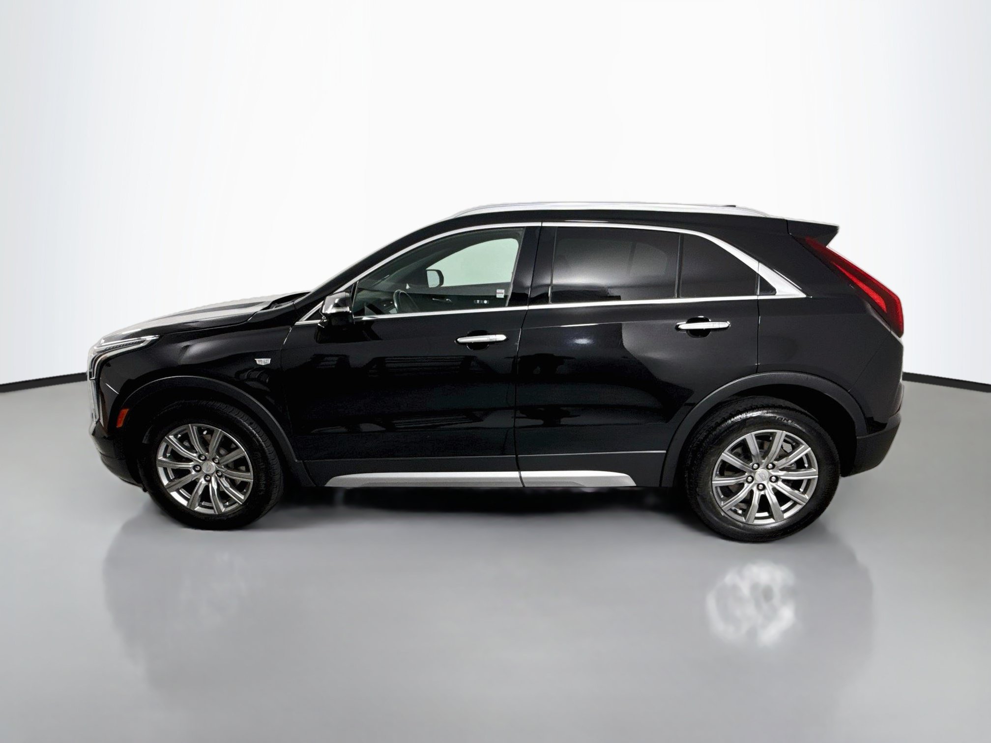 Used 2021 Cadillac XT4 Premium Luxury w/ Cold Weather Package FWD image 4