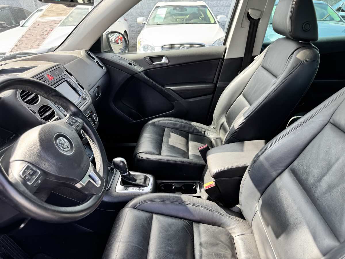 Used 2011 Volkswagen Tiguan SEL FWD image 35
