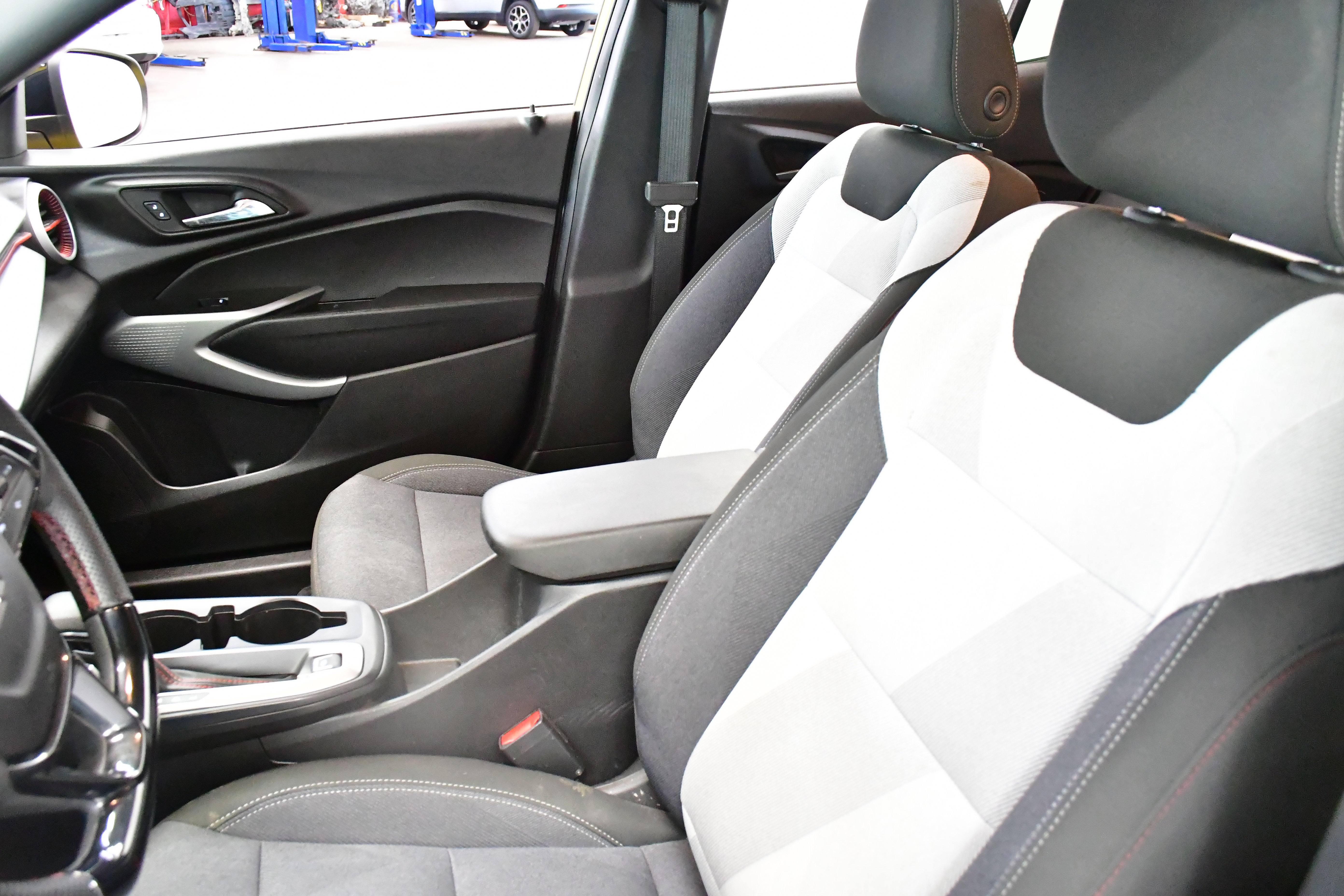 Used 2025 Chevrolet Trax RS w/ Driver Confidence Package FWD image 11
