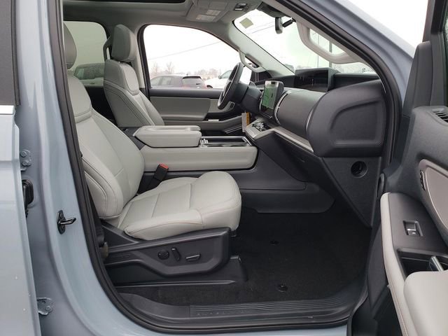 New 2025 Ford Expedition Active image 25