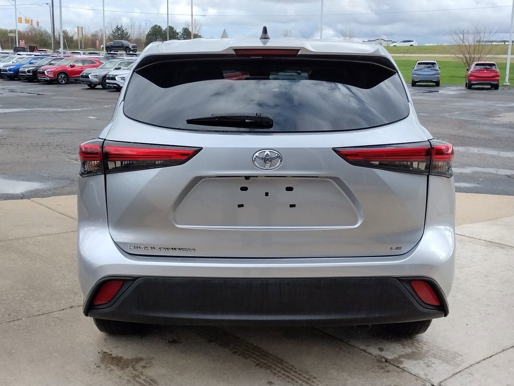 Used 2023 Toyota Highlander LE FWD image 19