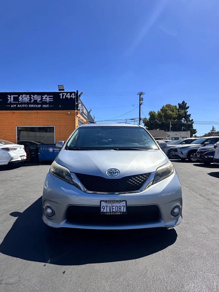Used 2016 Toyota Sienna SE FWD image 5