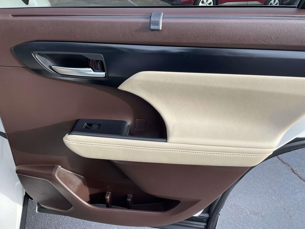 Used 2021 Toyota Highlander XLE image 45